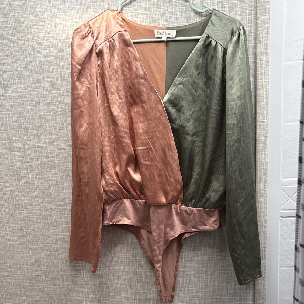 Peach Love California Color Block Top in Tan and Green